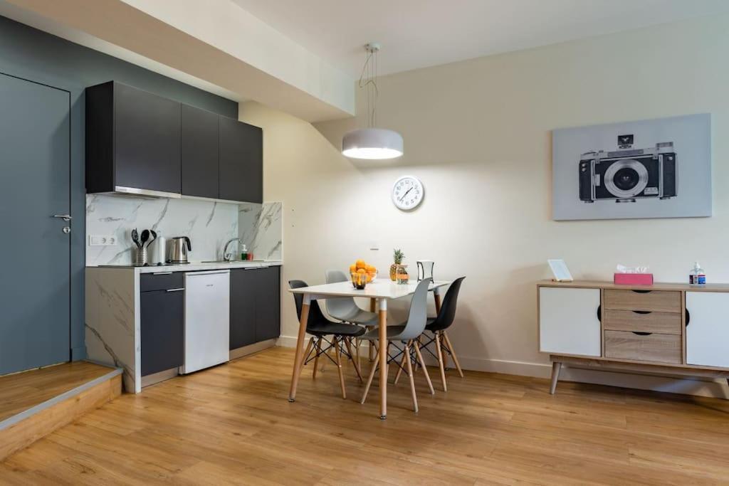 Large Comfy, Modern Studio 5 Min To Acropolis Афины Экстерьер фото