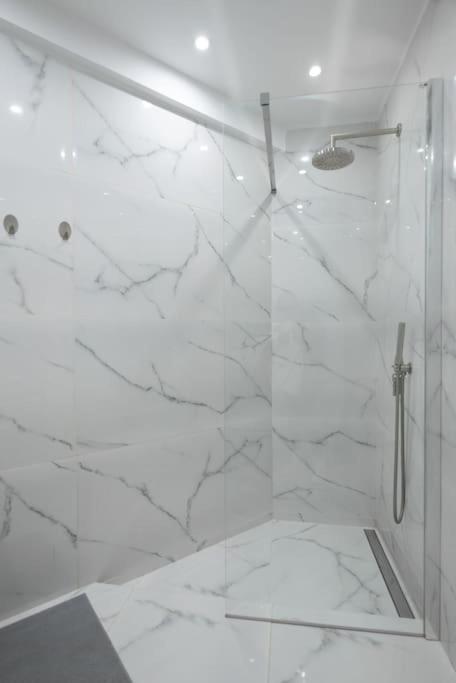 Large Comfy, Modern Studio 5 Min To Acropolis Афины Экстерьер фото