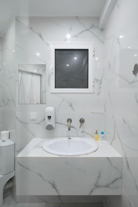 Large Comfy, Modern Studio 5 Min To Acropolis Афины Экстерьер фото